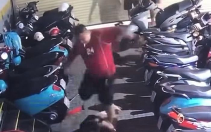 Phẫn nộ người đàn ông đánh 2 học sinh ở nhà xe tại TP.HCM