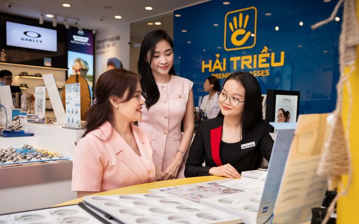 Vì sao giá tròng kính tại Kính Hải Triều luôn niêm yết?