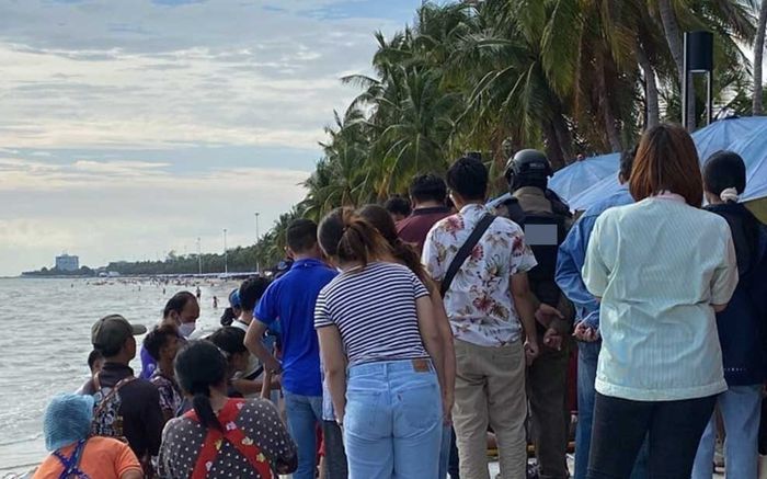 Đang ngồi ăn trên biển, hàng chục khách du lịch 'tái mặt' khi một thi thể trôi vào bờ