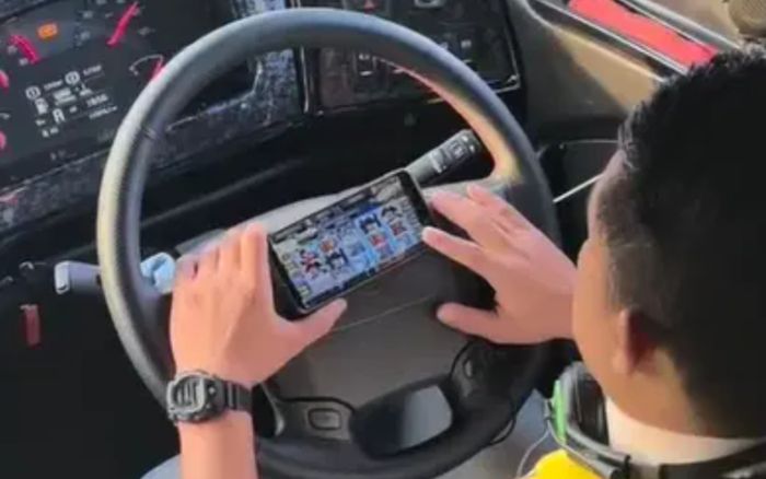 Nam tài xế gây phẫn nộ khi vừa lái xe vừa chơi game, hành khách hoảng hốt