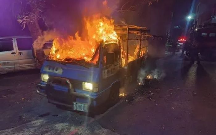 Xe tải chở xoài bốc cháy ngùn ngụt trong đêm, lý do khó ai ngờ tới