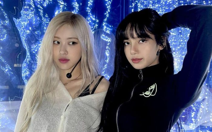 Nụ hôn gây 'dậy sóng' của Lisa và Rosé