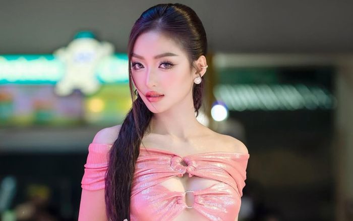 Thêm một Á hậu từ bỏ danh hiệu