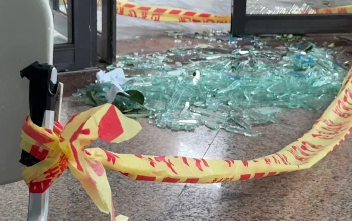 Một trường Đại học tan hoang sau bão Danas: Kính vỡ nát, sinh viên trải qua đêm kinh hoàng