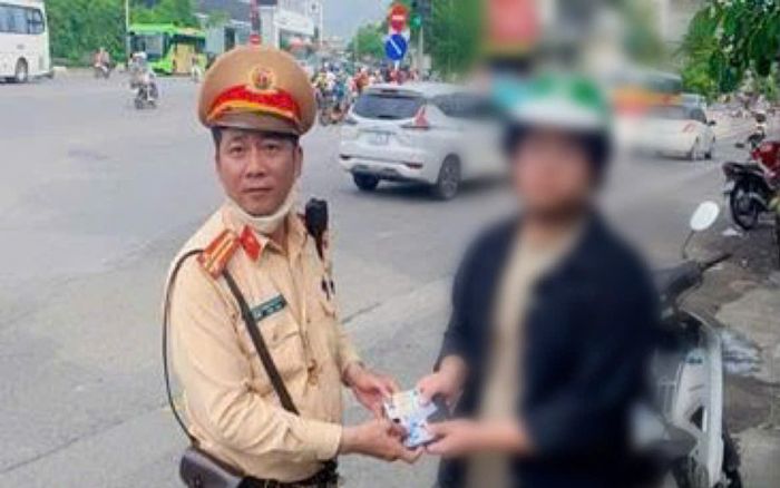 Nam sinh Đại học Bách khoa Hà Nội đánh rơi tiền học phí và cái kết xúc động