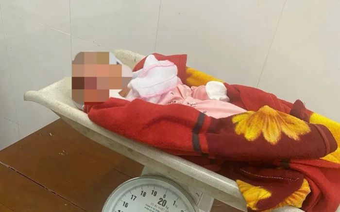 Bé gái sơ sinh bị bỏ rơi, vừa giận vừa thương khi đọc mảnh giấy đặt cạnh