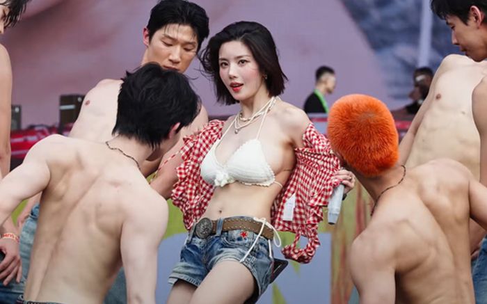 Nữ ca sĩ có loạt video clip 'nóng' nhất mạng xã hội lúc này