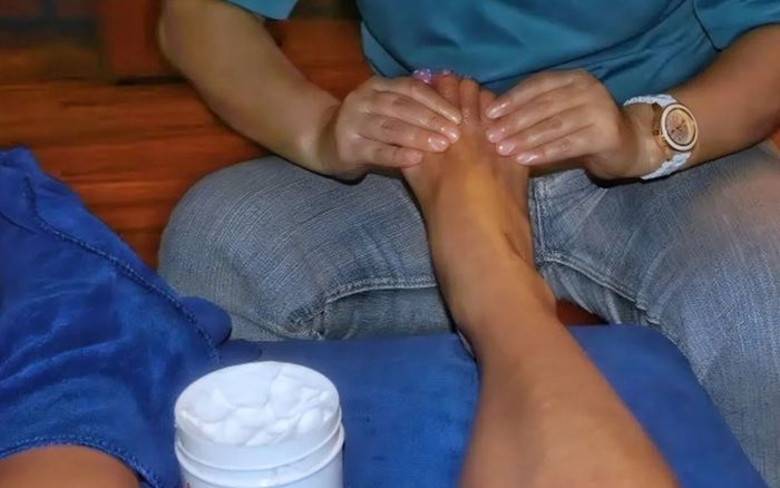 Mát xa chân với giá 127 nghìn đồng, người đàn ông bị nhiễm trùng nặng
