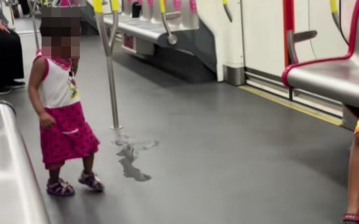 Người mẹ dửng dưng để con tiểu bậy trên tàu điện, cộng đồng mạng phẫn nộ