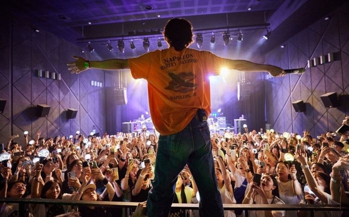 Nam ca sĩ gây sốc với đêm nhạc kéo dài gần 10 tiếng, biểu diễn 86 bài hát phục vụ khán giả