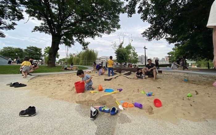 Đưa con ra công viên chơi, phụ huynh tá hỏa khi phát hiện nhiều kim nhọn lẫn trong hố cát