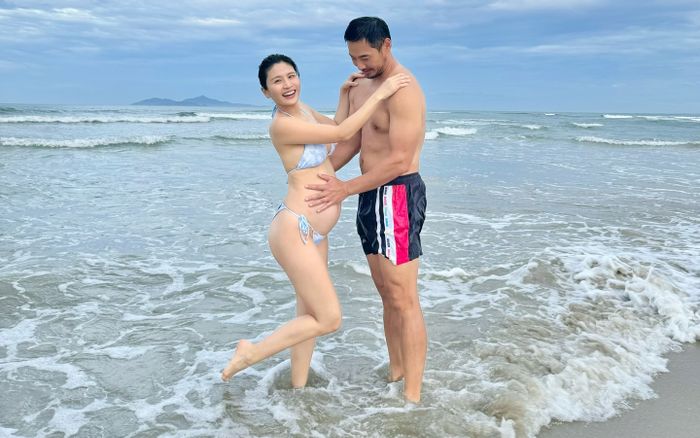 'Thiên thần Trung Quốc' cùng chồng đến Việt Nam du lịch, diện bikini khoe bụng bầu trên biển