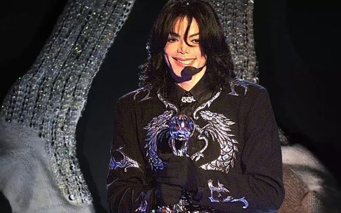 Chiếc tất ngả màu của huyền thoại Michael Jackson được bán đấu giá gần 200 triệu đồng