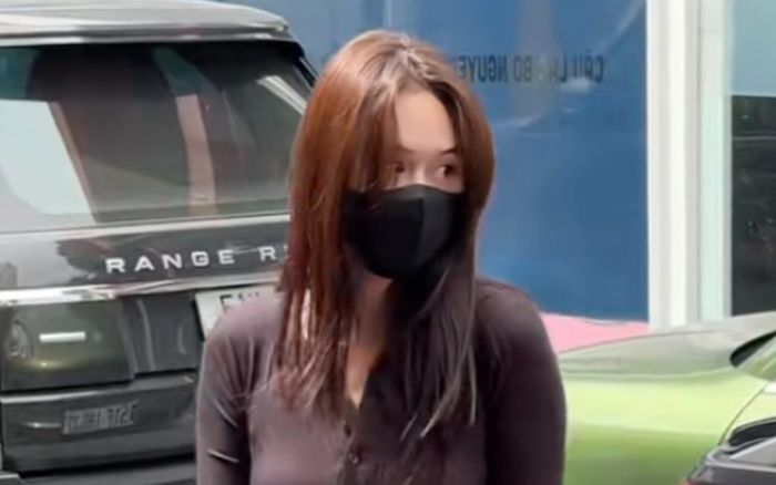 Biểu cảm 'liếc xéo' gây tranh cãi của vợ Anh Đức