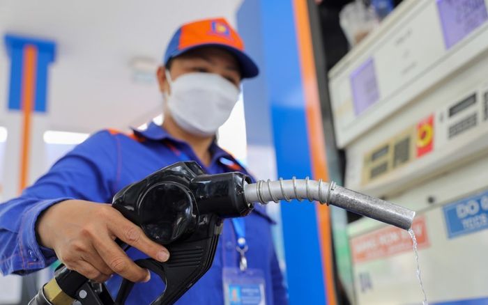 Giá xăng dầu hôm nay 1/8: Giảm cực mạnh