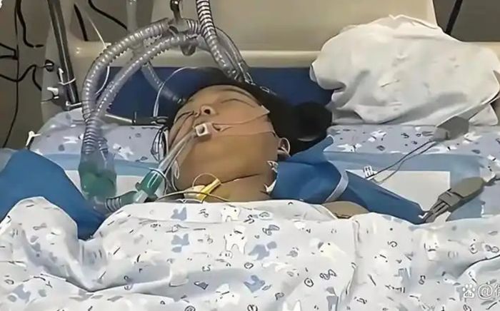 Người cha nghẹn ngào đặt tờ giấy lên giường bệnh, nữ sinh 18 tuổi bừng tỉnh sau 8 ngày hôn mê