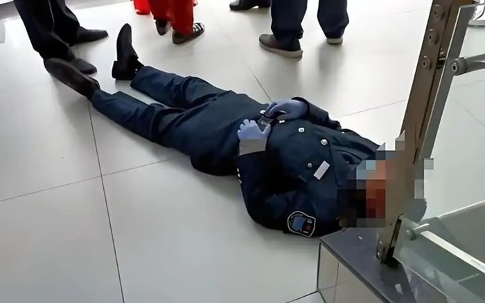 Đến ca sớm khoảng một tiếng, bảo vệ bất ngờ gục xuống rồi qua đời tại chỗ làm