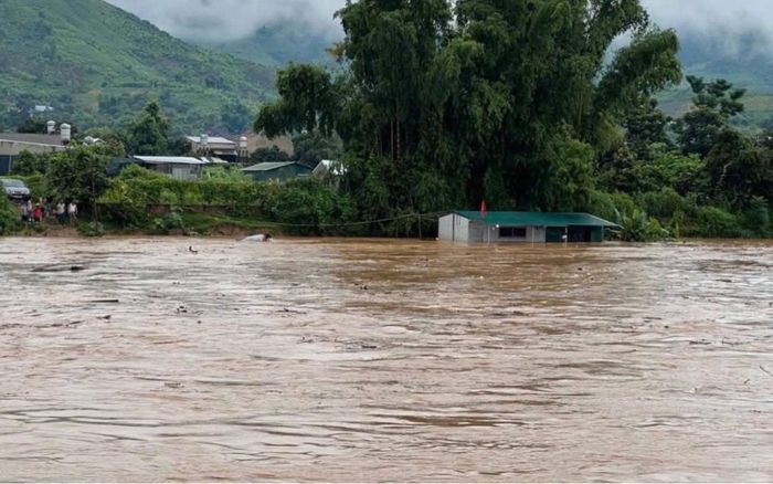 Lũ lớn đổ về Sơn La, hàng trăm ngôi nhà bị ngập