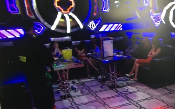 Đột kích quán karaoke, phát hiện cảnh tượng xấu hổ của nhân viên và khách hàng