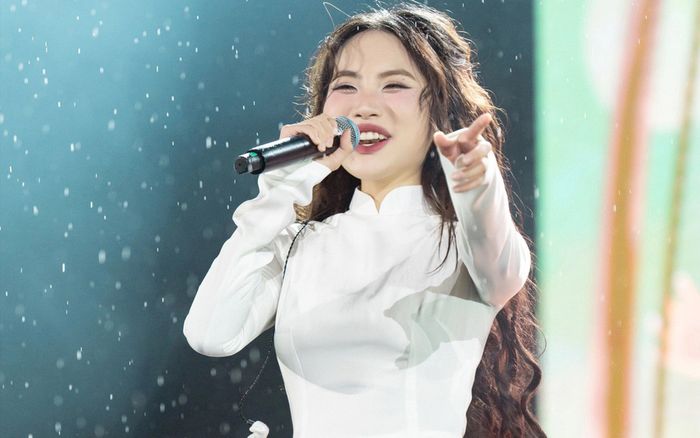 Phương Mỹ Chi vướng nghi vấn hẹn hò đàn anh điển trai, loạt chi tiết gây xôn xao