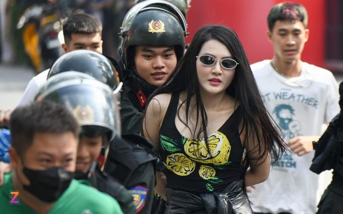 Ảnh đời thường xinh đẹp của chiến sĩ cảnh sát vào vai 'nữ quái hồ Gươm' đang gây sốt mạng xã hội