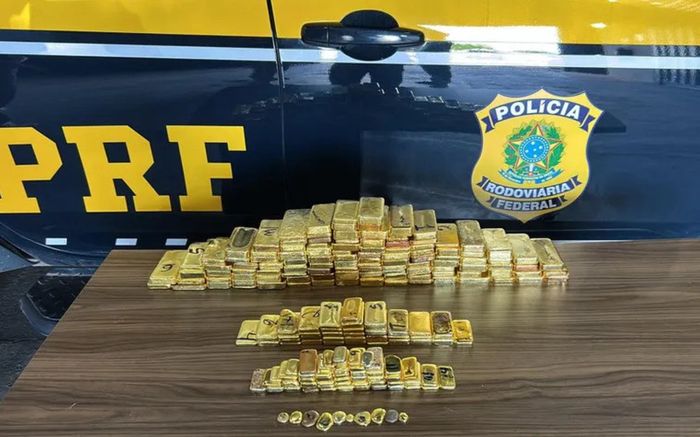 Bị kiểm tra ngẫu nhiên, chiếc xe ô tô lộ bí mật chứa hơn 100kg vàng trong cốp