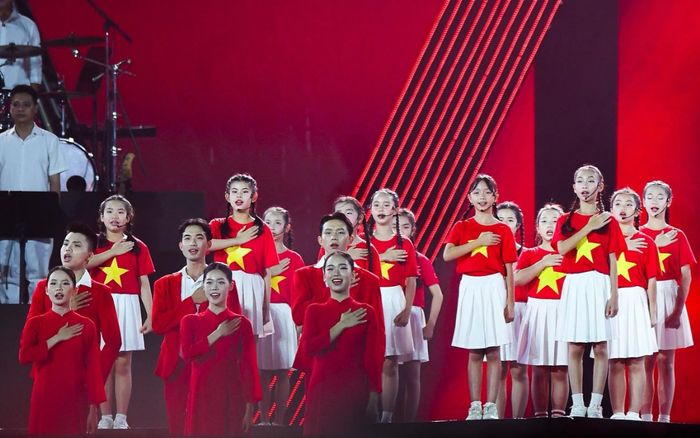 Khoảnh khắc lịch sử lần đầu tiên xuất hiện tại concert quốc gia