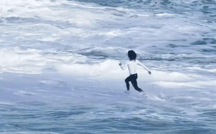 Người đàn ông liều mình lao xuống biển cứu sống bé gái trong gang tấc