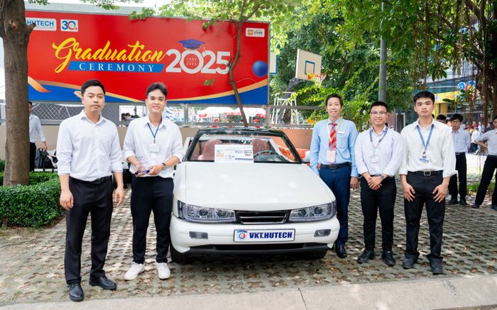 Xe điện mui trần do sinh viên chế tạo gây sốt tại HUTECH TECHSHOW 2025