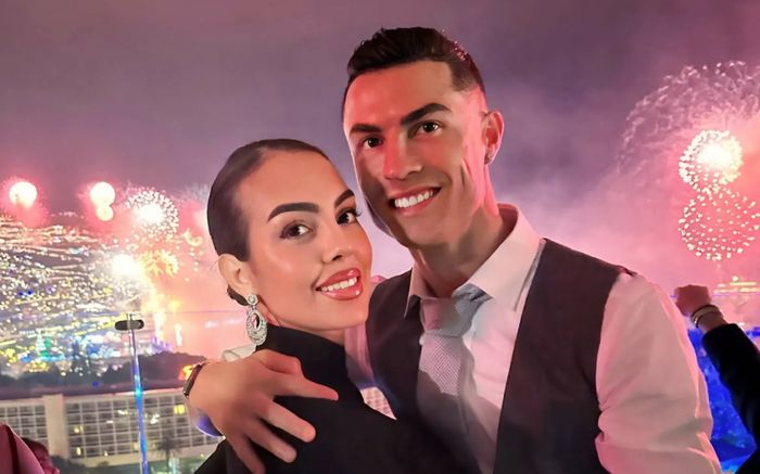 Ronaldo đính hôn với Georgina