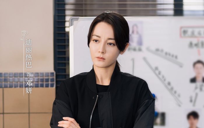 Địch Lệ Nhiệt Ba kém sắc đến khó tin