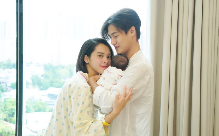 Quỳnh Lương lần đầu khoe khoảnh khắc bên con và chồng thiếu gia, nhan sắc mẹ bỉm gây sốt