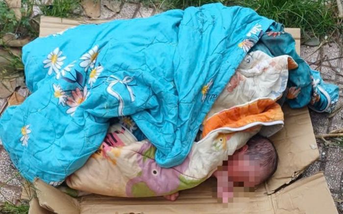 Bé gái sơ sinh ở Tiền Giang bị bỏ rơi, tình trạng lúc tìm thấy khiến ai cũng xót xa