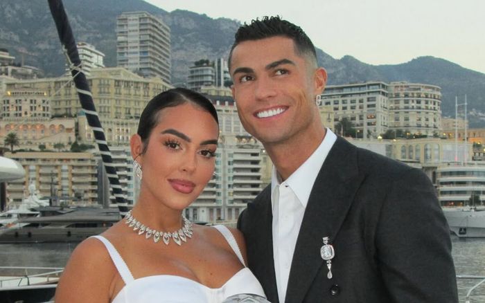 Màn cầu hôn trị giá hàng triệu USD của Ronaldo