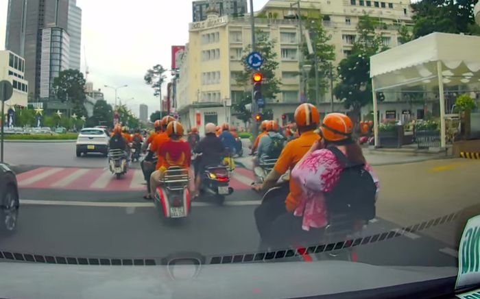 Xôn xao clip hàng chục xe máy vượt đèn đỏ ở trung tâm TP.HCM, Công an vào cuộc xác minh