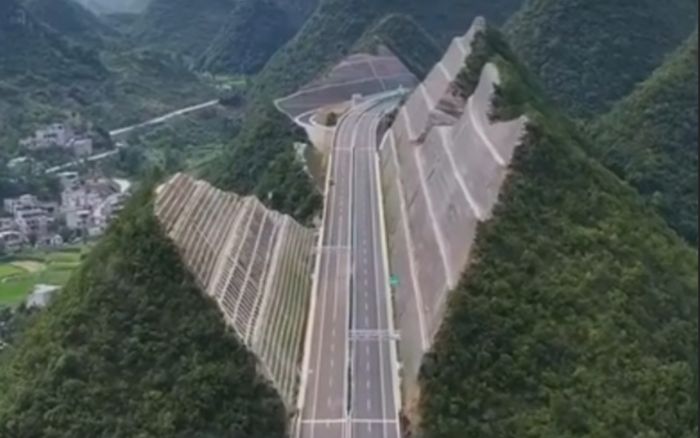 Choáng với kỹ thuật làm đường của Trung Quốc, 'xẻ đôi núi cắt phẳng sườn' để đi qua