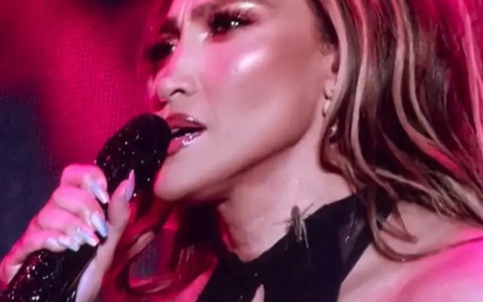 Nữ ca sĩ 56 tuổi bị côn trùng bò lên cổ lúc đang biểu diễn, cách xử lý khiến ai cũng trầm trồ