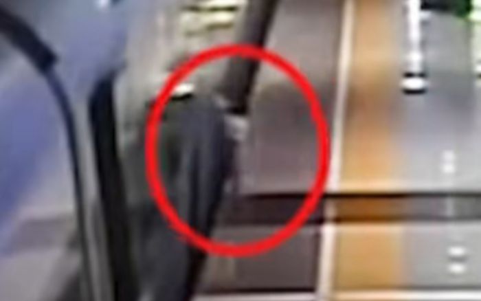 Phẫn nộ cha mẹ mải xem điện thoại, bé trai 2 tuổi rơi lọt xuống khe hở đường ray tàu