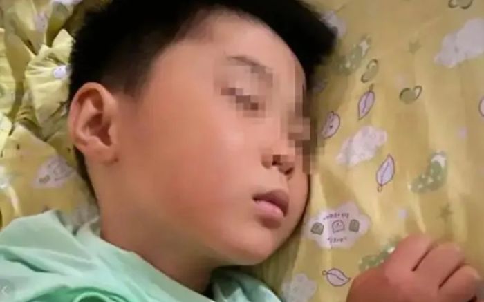 Chơi té nước, bé trai 6 tuổi mắc bệnh hiếm rồi qua đời sau 1 tháng điều trị