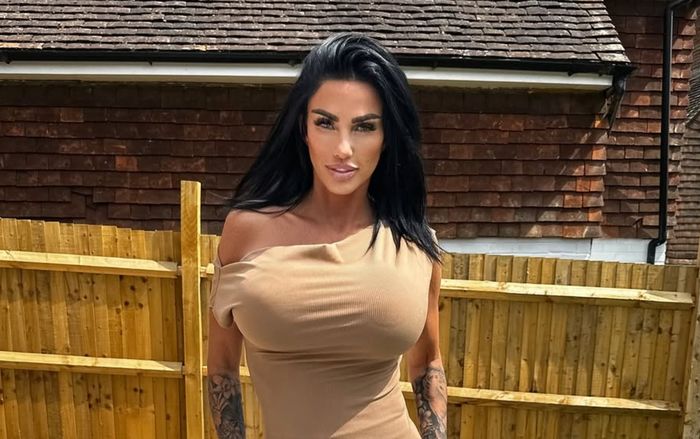 Nữ người mẫu nội y nghiện thẩm mỹ tới mức không thể cười, mặt cứng đờ