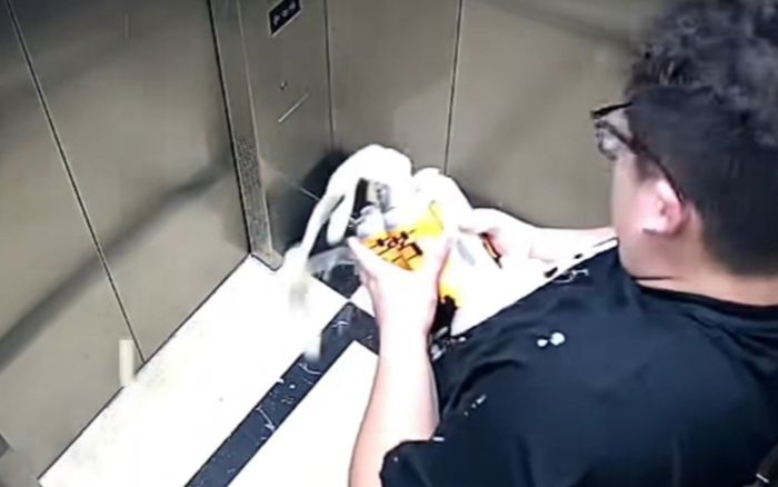 Clip: Mang bia vào thang máy, chàng trai gặp tai nạn không ngờ