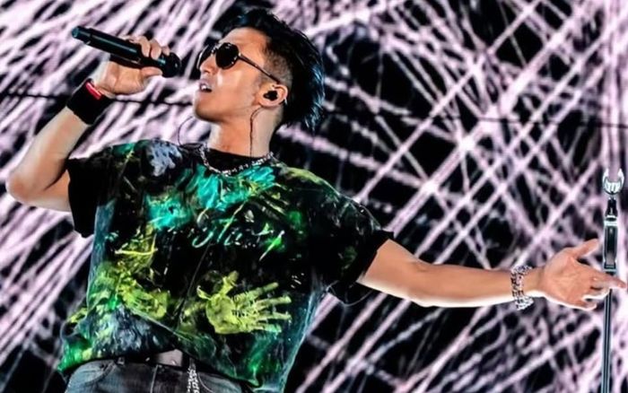 Tạ Đình Phong mặc chiếc áo độc bản trên sân khấu, cậu con trai 17 tuổi góp công lớn