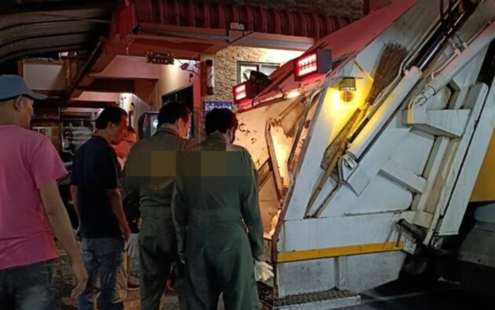 Vật lạ rơi ra từ xe rác, nam công nhân hốt rác 'tái mặt' sau khi kiểm tra