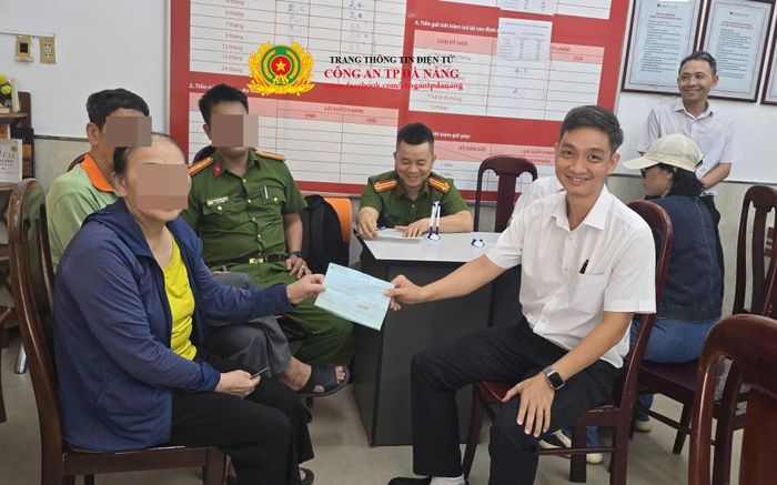 Cụ bà đến ngân hàng chuyển tiền với vẻ run rẩy, nhân viên báo Công an liền sáng tỏ câu chuyện phía sau