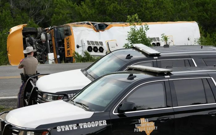 Kinh hoàng hiện trường xe buýt chở 40 em học sinh lật ngang ngày khai giảng, ít nhất 3 người nguy kịch