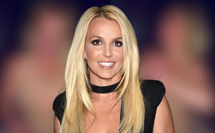 Nữ ca sĩ 43 tuổi gặp sự cố với bộ váy hở hang