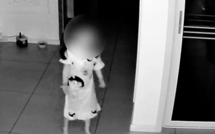 Kiểm tra camera, người mẹ sững sờ trước hành động của con gái 5 tuổi vào rạng sáng