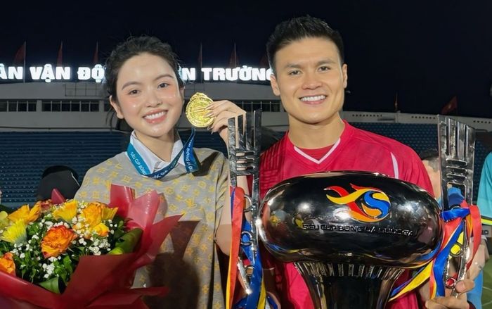 Vợ chồng Quang Hải ủng hộ tiền giúp người dân Cuba