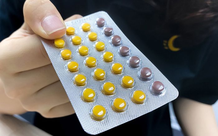 Người đàn ông đi mua thuốc tránh thai cho tình nhân, tiệm thuốc gọi về cho vợ với lý do 'khó đỡ'