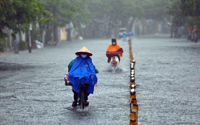 Hà Nội sắp đón mưa dông, cảnh báo lốc, sét và gió giật mạnh